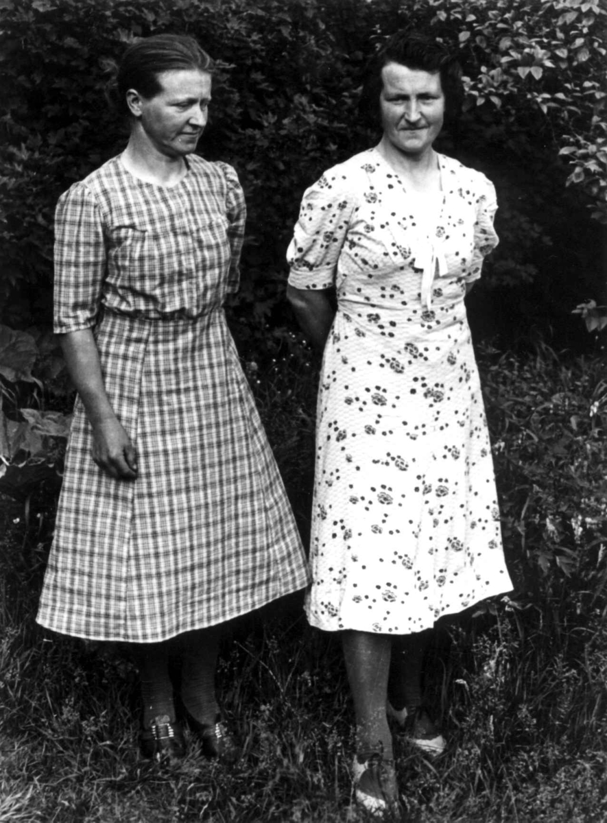Anna Grostøl, Maria Høydal og en annen kvinne poserer foran kamera. Fjotland, Kvinesdal, Vest-Agder 1941.