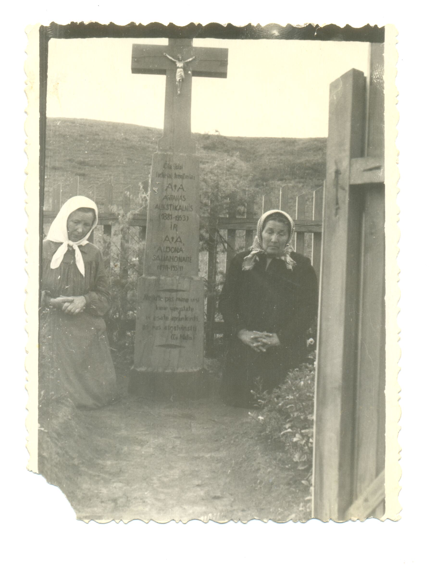 Nežinomas fotografas, Lietuvės tremtinės prie kapo. Osos raj., Irkutsko sritis, Rusija.
