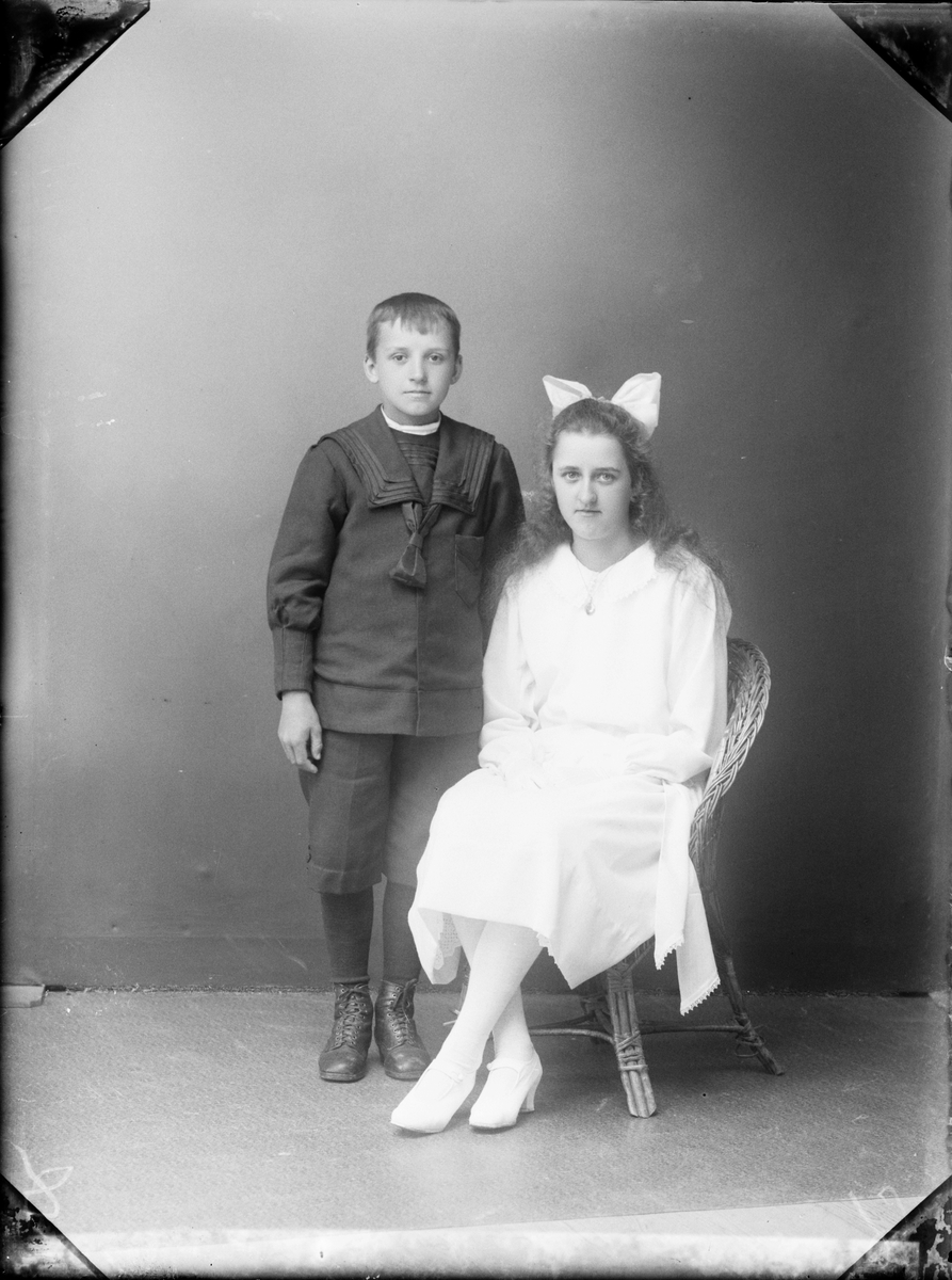 Skötsner-Edhlund, Ateljéporträtt - syskonen Mattsson från Kelinge, Uppland