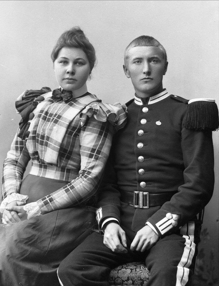 Gustav Borgen, Portrett av Klaus Marius Barsten i uniform, sammen med sin kone Brit Jensine Fjøseide, antakelig.