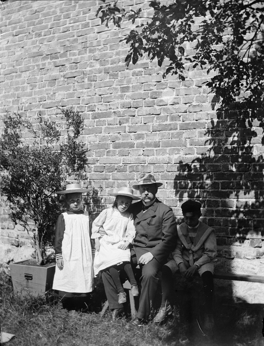 Carl Liljefors, Bruno Liljefors med barnen Britta, Signe och Anders, Svartbäcksgatan 37, kvarteret Edda, Svartbäcken, Uppsala 1900 - 1901