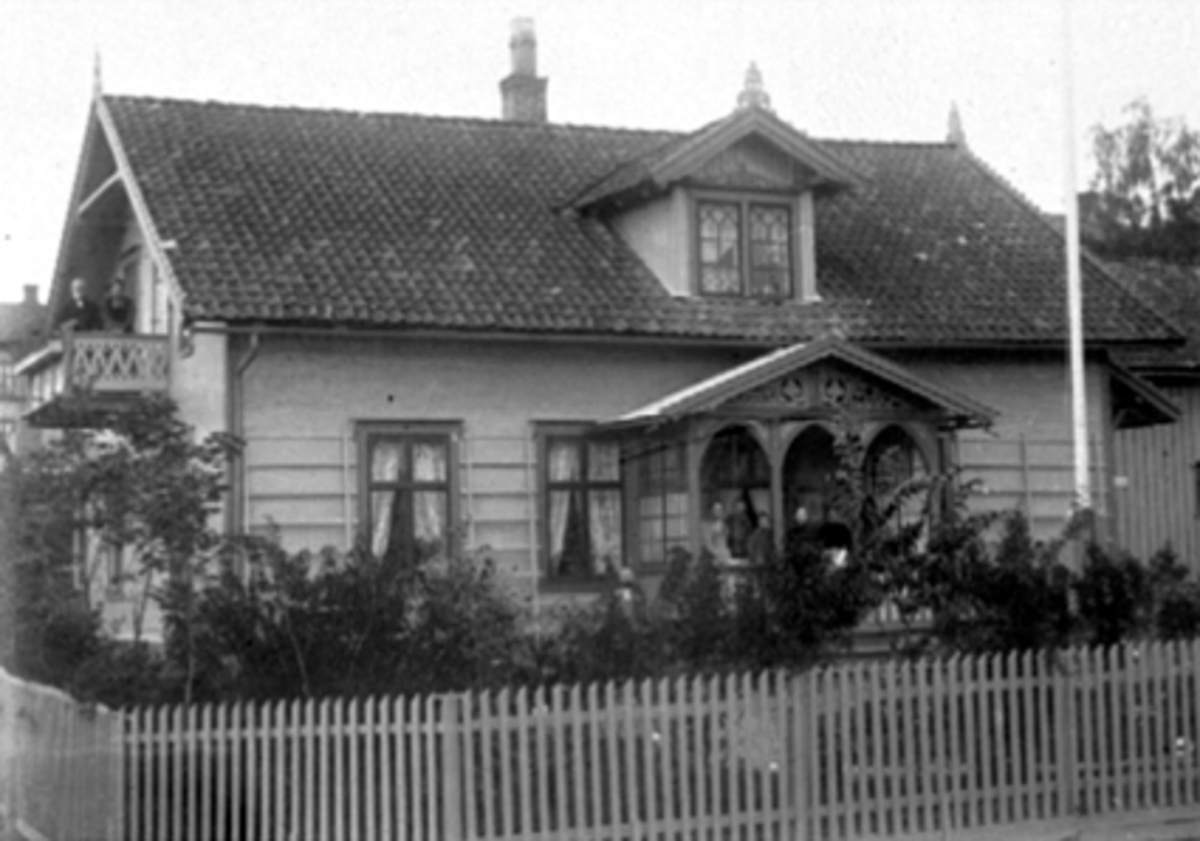 Anno Domkirkeodden, EKSTERIØR VILLA TRUDVANG, GRØNNEGATE 143 i Hamar, FAMILIEN OLAF A. ØSTBYE FLYTTET HIT I 1892, RAPPET HUS, STAKITT, SVEITSERSTIL.