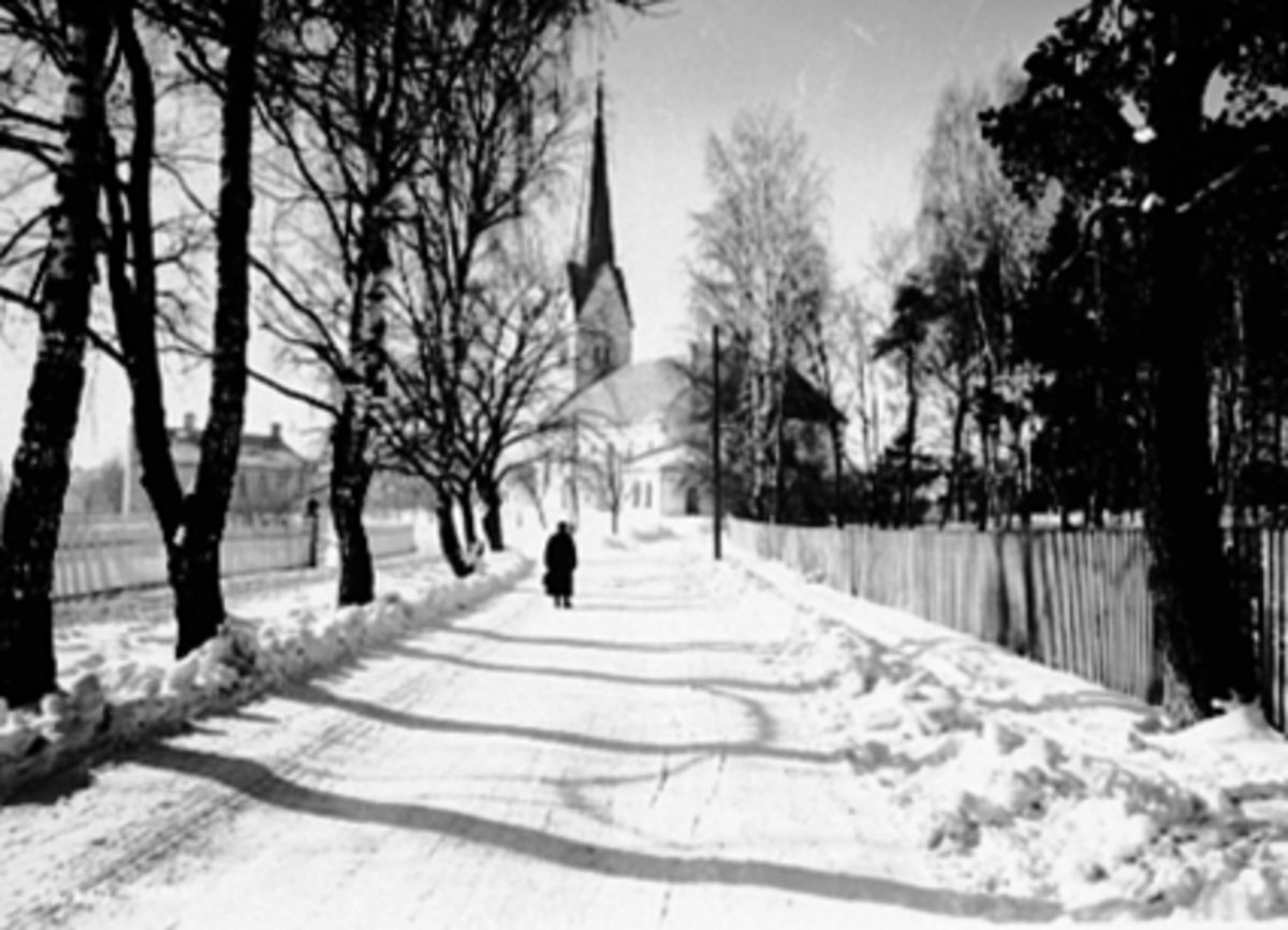 Anno Domkirkeodden, FURNESVEGEN, HAMAR DOMKIRKE, VINTER, BRØYTEKANTER, DAME I VEGEN