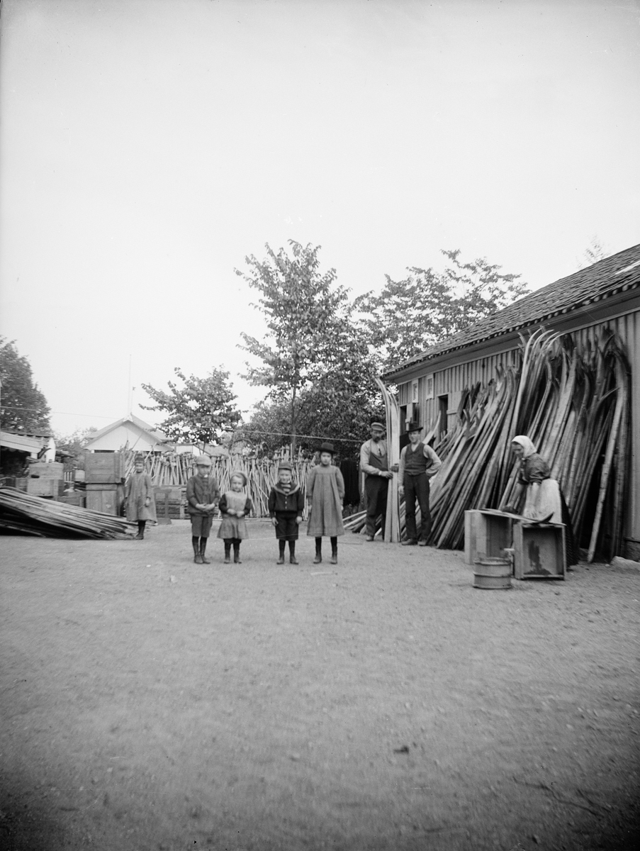 Carl Liljefors, Carin, Olle, Ivar and Signe Liljefors, Lova and others, Svartbäck Street 37, Edda neighborhood, Svart,, Uppsala 1900 - 1901