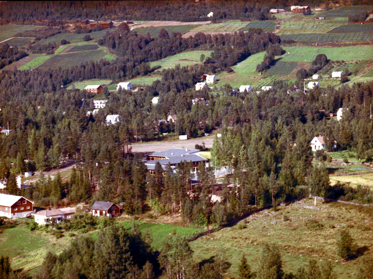 Widerøes Flyveselskap A/S, FLYFOTO GRANHEIM 341-5, VALLSET SKOLE, VALLSET