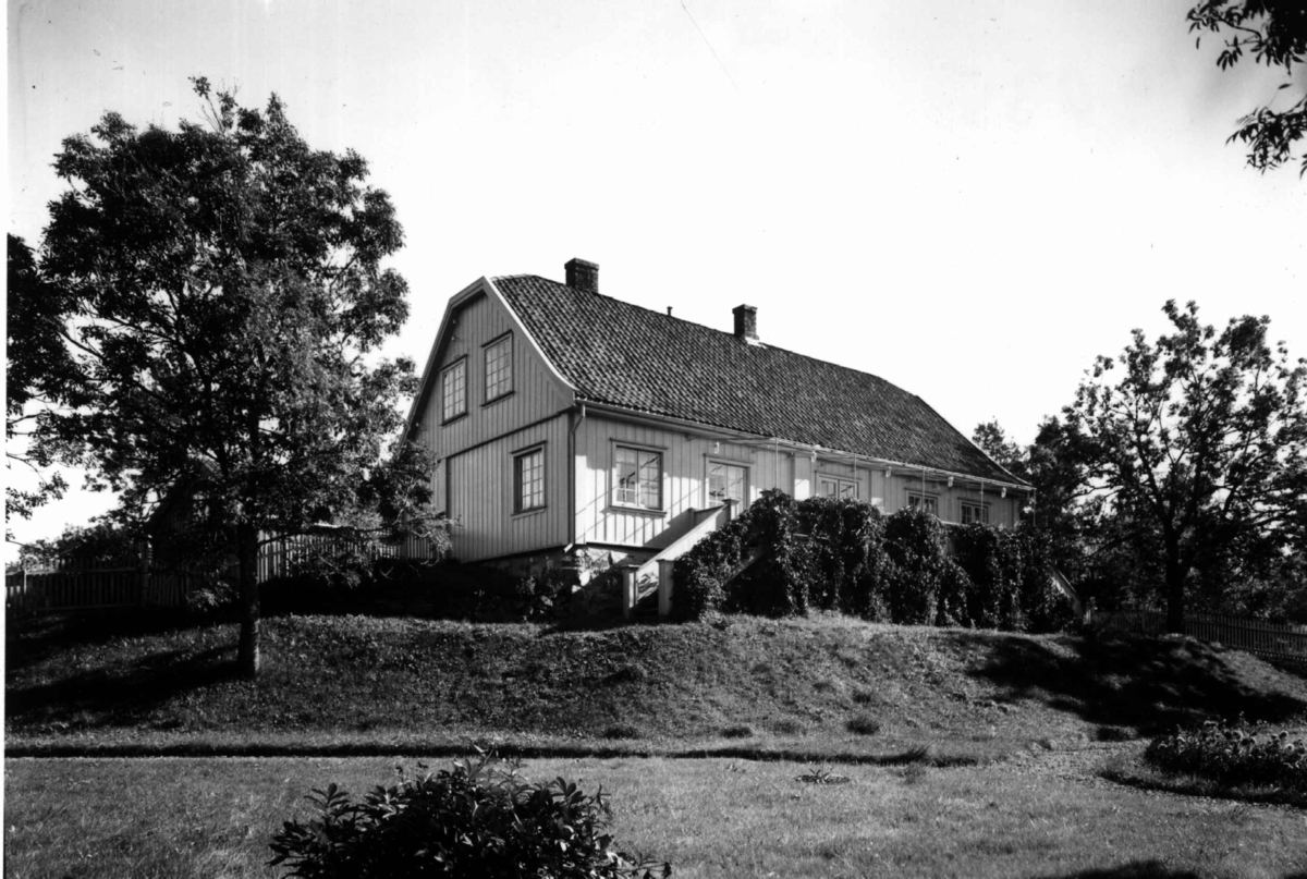 Anders Beer Wilse, Ulsrud gård, Oslo, Østre Aker. Våningshuset sett fra hagen.