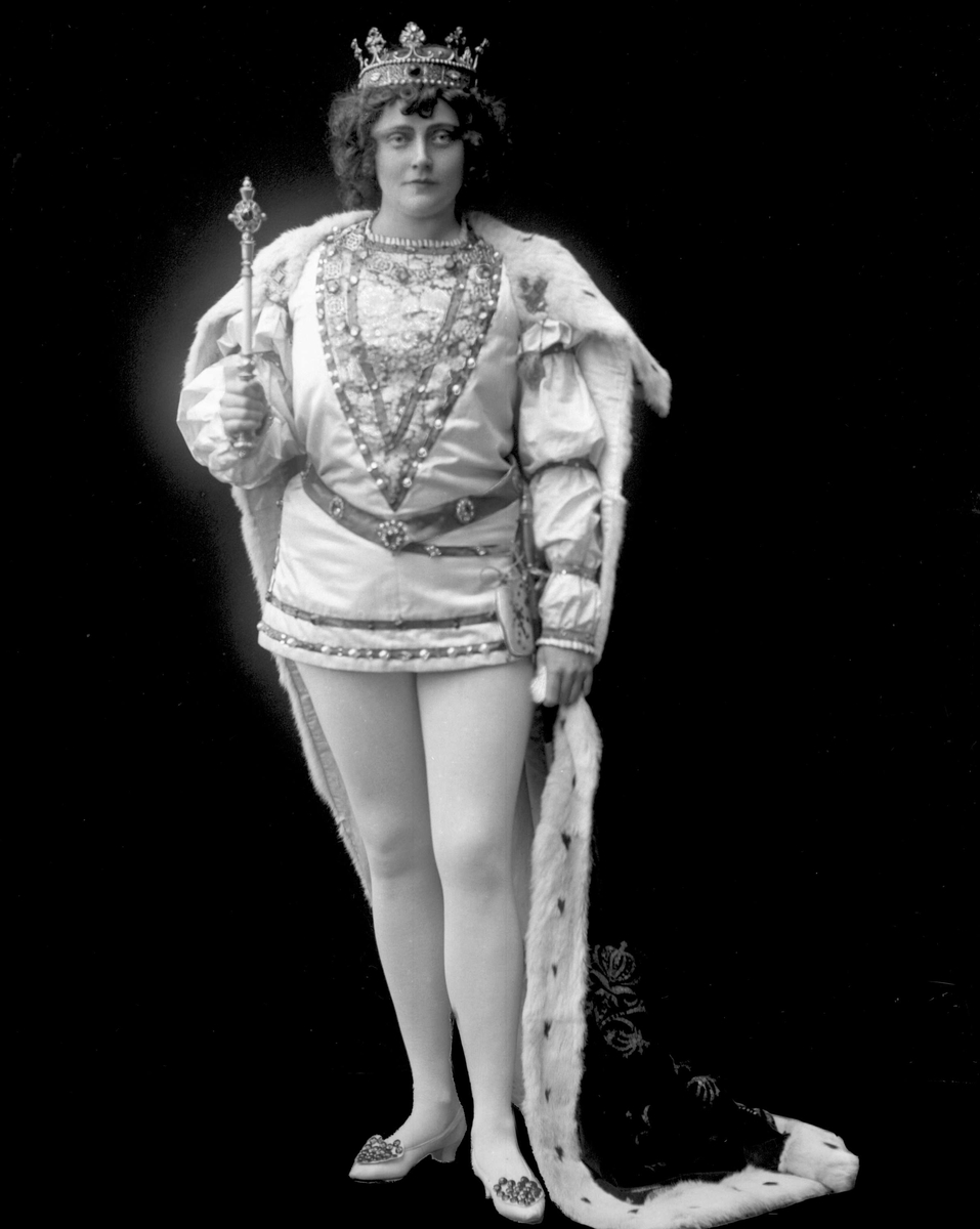 Gustav Borgen, Portrett, operasangerinne, sopranen Gabrielle Bidenkap som "Prinsen av Mantua", fra Cornevilles klokker" (av Planquette), Nationaltheatret 1902.p.