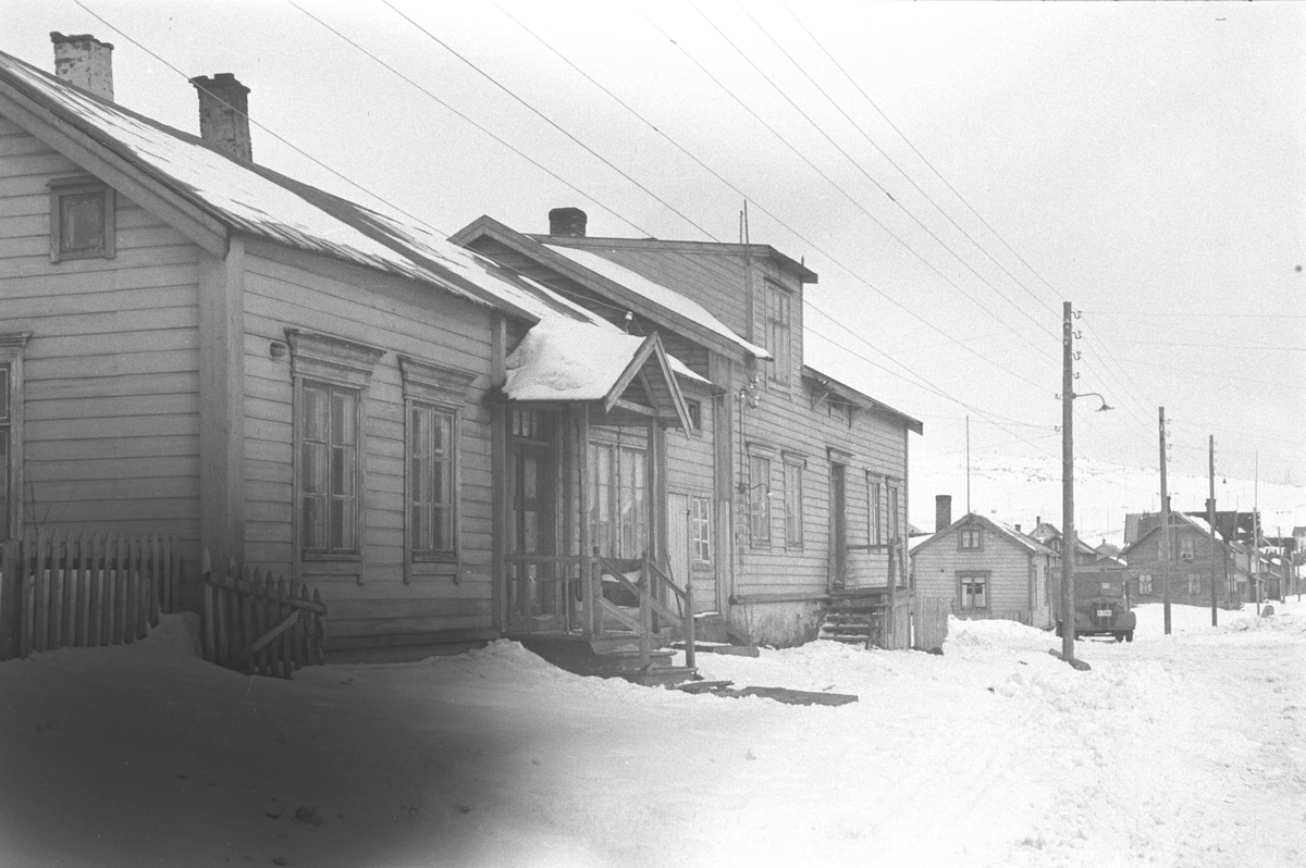Ola Hanche-Olsen, Gjenreisning. Gamle hus i Vadsø. Påske 1947.