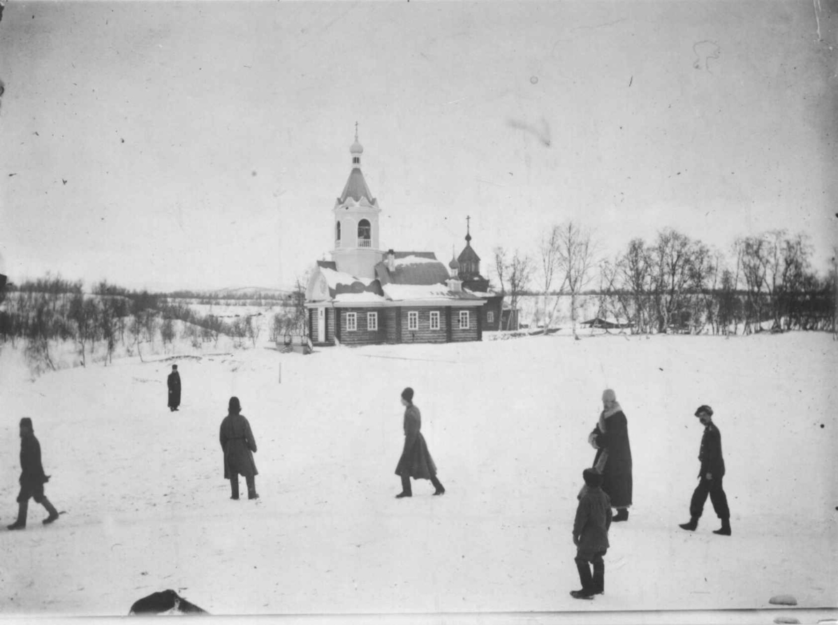 Ellisif Rannveig Wessel, Petsjenga (Petsamo) klosterkirke, Russland, med mennesker i forgrunnen, ant. 1900-1910.