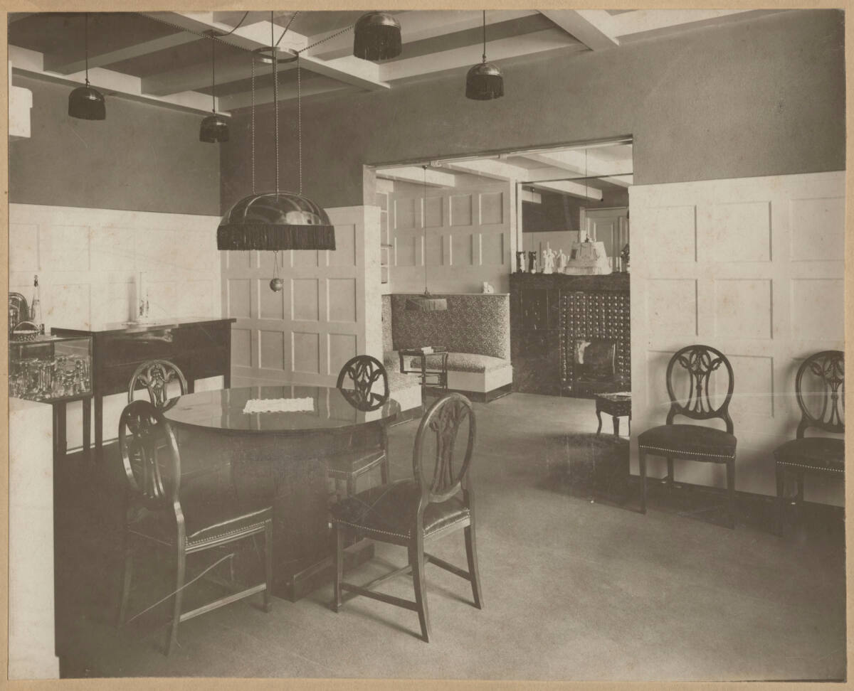 Anonym, Wohnung Dr. Hermann und Dr. Eugenie Schwarzwald, Wien VIII., Josefstädter Straße 68, Blick vom Eßzimmer in das Sitzzimmer (Kaminnische)