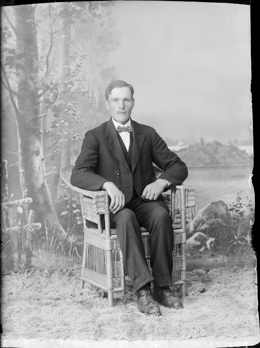Skötsner-Edhlund, Ateljéporträtt - Rickhard Jansson från Laggartorp, Harg socken, Uppland 1922