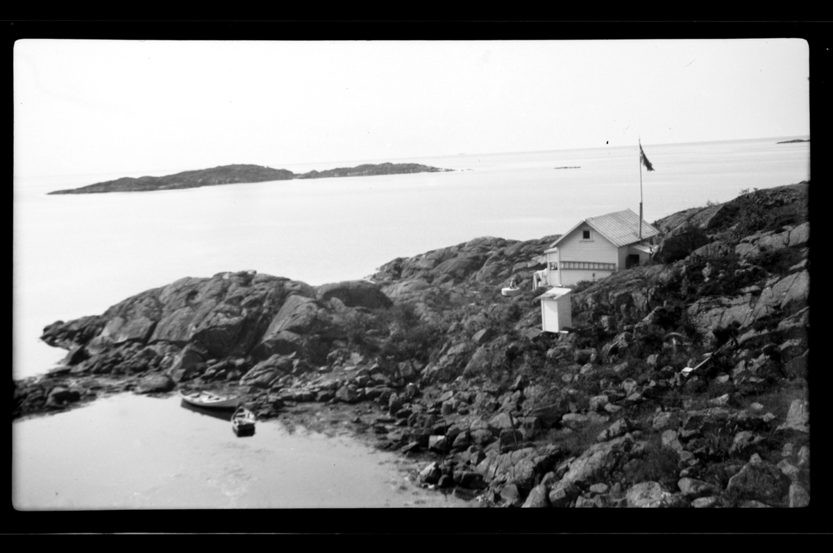Rolf Sr. Sundt, Hytte i strandkanten på Søndre Hald i nærheten av Loshavn ved Farsund. Fotografert juli 1932.