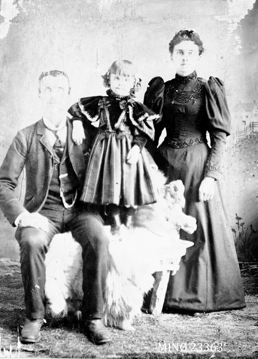 Henrik Augustinsson Stinessen, Familiebilde. Ingeborg Strømshoved, gift Svensson, med familie