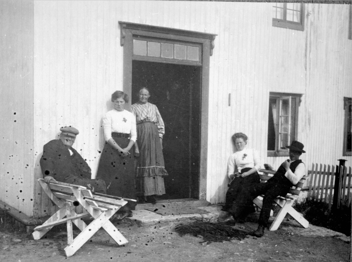 Anno Domkirkeodden, Familien Nerlien foran inngangsdøra, Lien nedre, Nerlien, Nes, Hedmark.