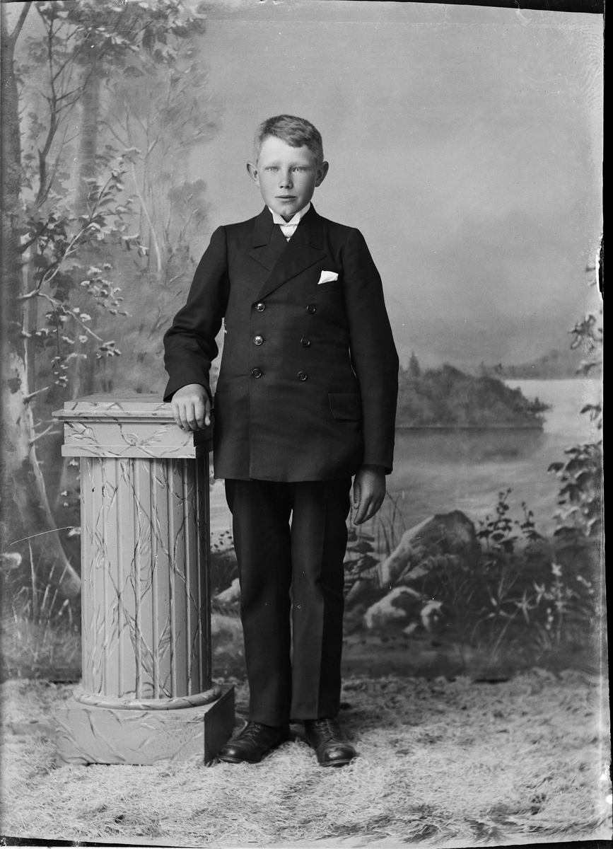 Skötsner-Edhlund, Ateljé portrait - Algot Andersson from Raggarön, Börstil socken, Uppland 1922