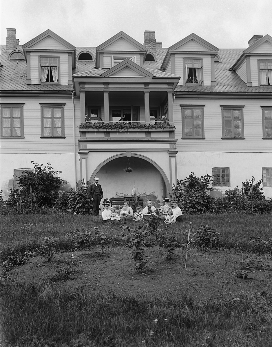 Martin Finborud, Grefsheim, Nes, Hedmark. Hovedbygningen sett fra hagen. Johan Egeberg Mellbye og hustru Emilie med barn foran huset.