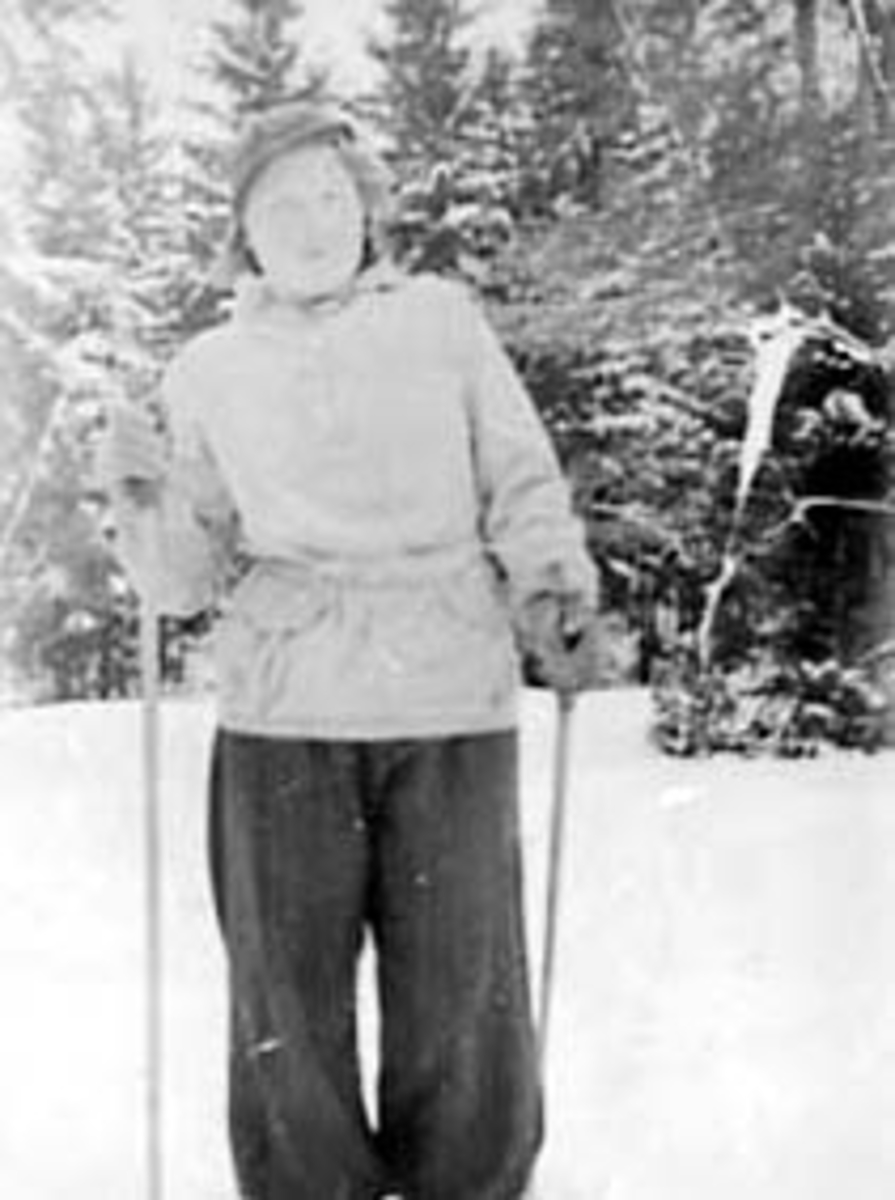 Anno Domkirkeodden, PORTRETT: ODNY HÅGENSEN I SKIANTREKK, ANORAKK, SKISTAVER, VINTER, ÅSVANG