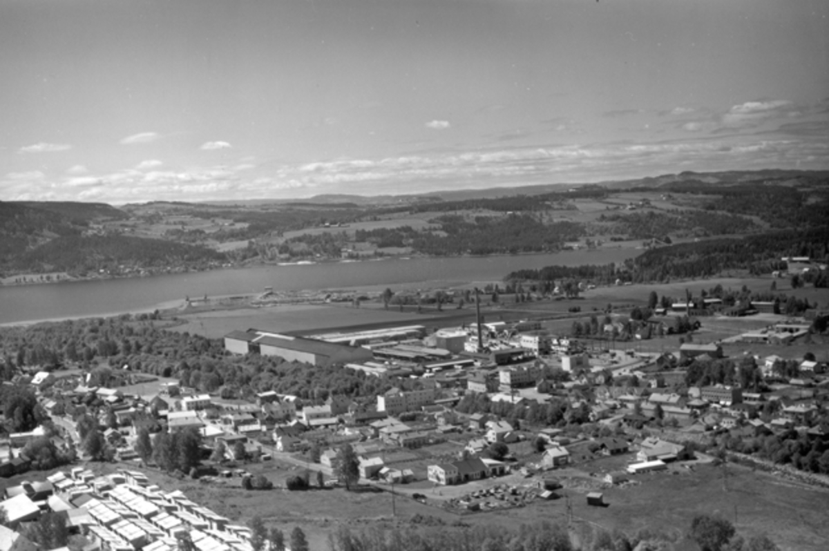 Widerøes Flyveselskap A/S, Flyfoto av Brumunddal, Mjøsa, Bangsberget, Ringsaker.