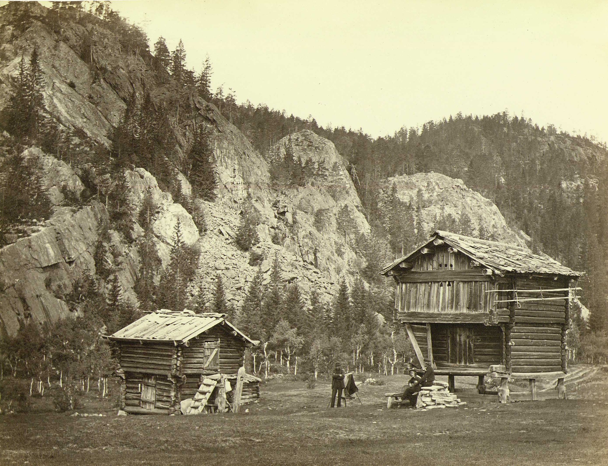Henry Rosling, Landskap, nær Tinnoset, Notodden, Telemark, med bygninger, ant. stabbur og loft i forgrunnen. Fra serie norske landskapsfotografier tatt av den engelske fotografen Henry Rosling (1828-1911).
