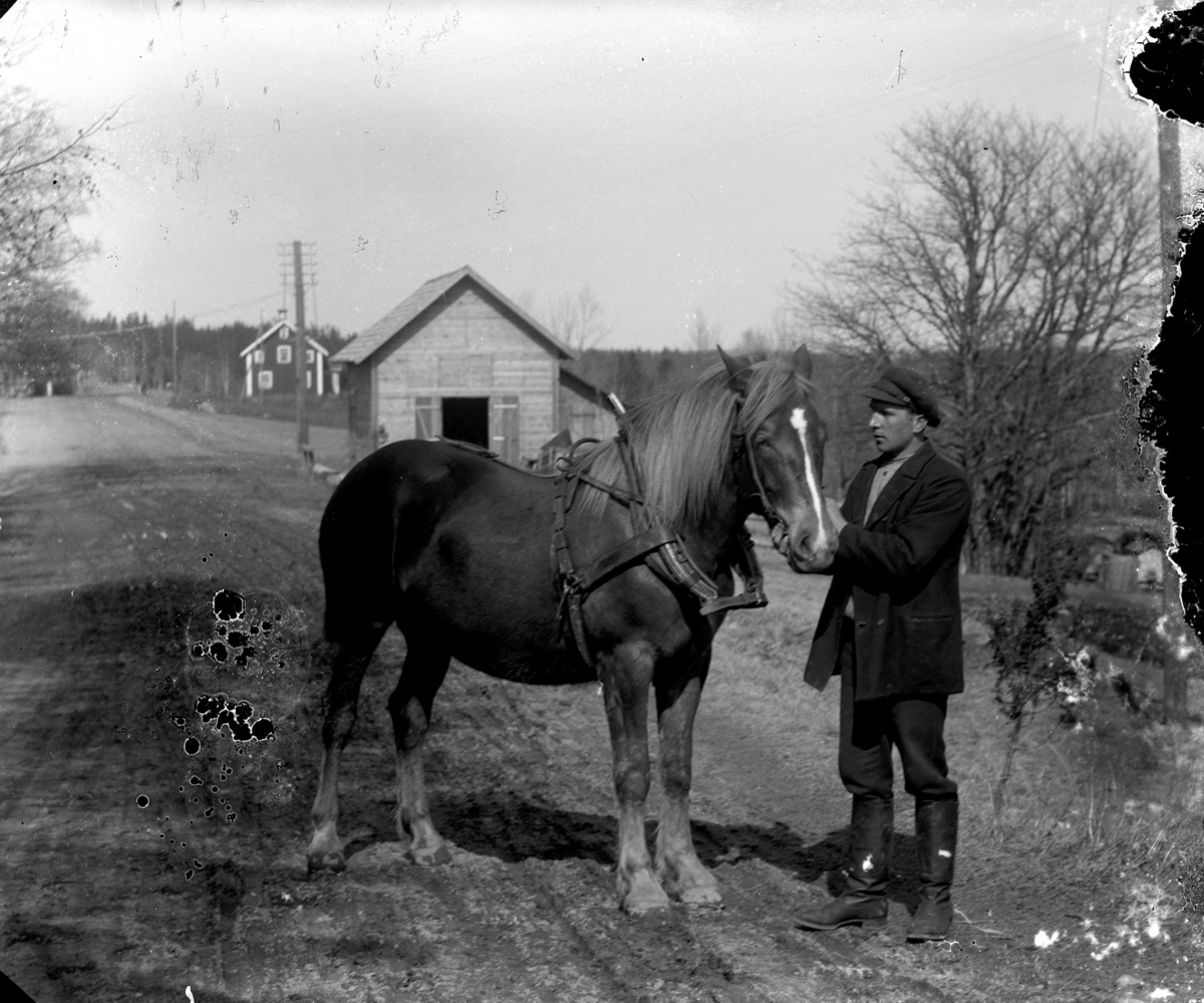 Gustaf Ferdinand Hallberg, En man och en häst, bostadshus och byggnader.