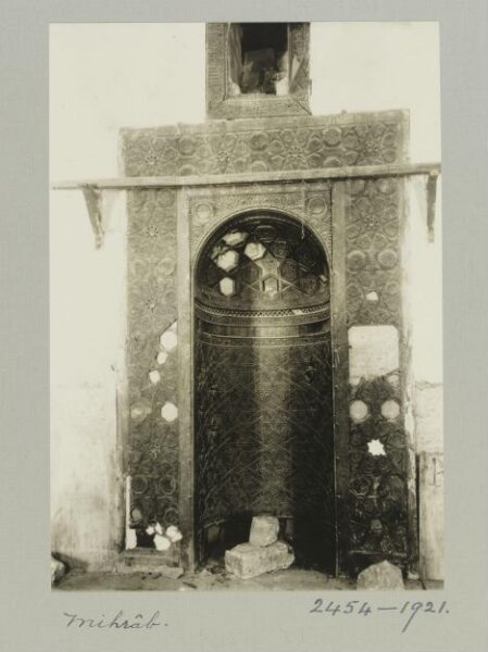 K.A.C. Creswell, The lost carved wooden mihrab in Maqam Ibrahim al-Sufli at the Citadel of Aleppo, Aleppo
