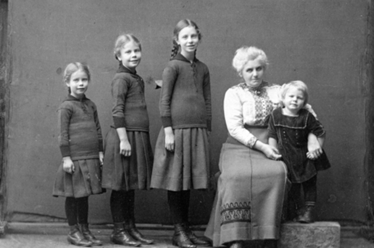 Anno Domkirkeodden, GRUPPE 5. FRA VENSTRE TORBJØRG, SIGRID, RAGNHILD, TANTE TIL BARNA OG INGEBORG PETERSEN.