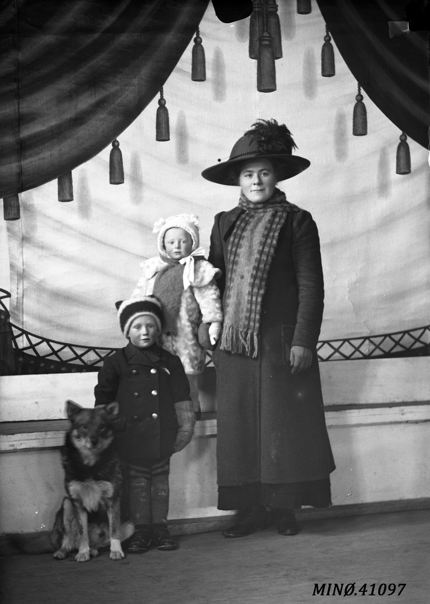 Oscar Holte, Portrett av kvinne og to barn. Og en hund. Thomassen