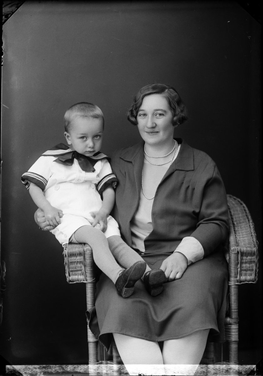 Skötsner-Edhlund, Ateljé portrait - Hilda Gauffin from Lövsta Mill with son, Uppland 1930