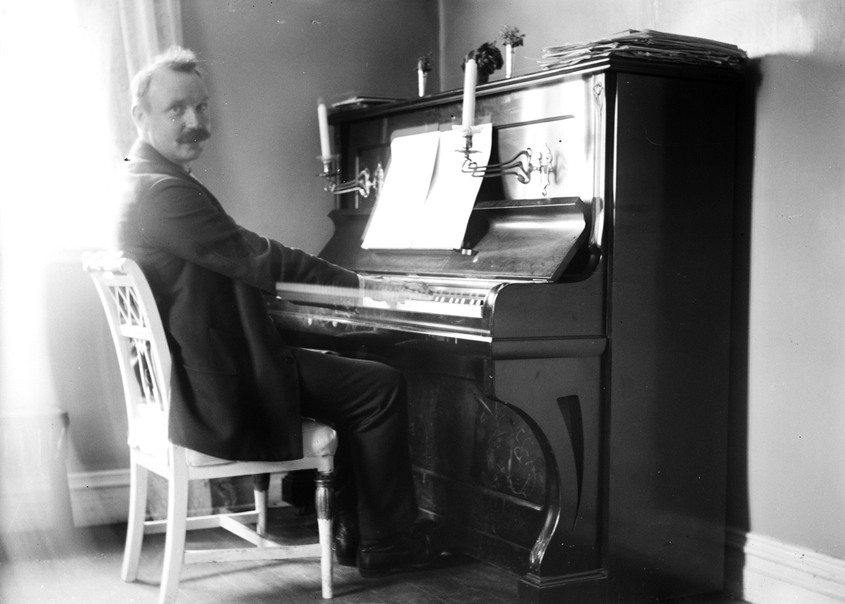 Okänd,, Tonsättaren Ruben Liljefors spelar piano sannolikt i hemmet, Uppsala