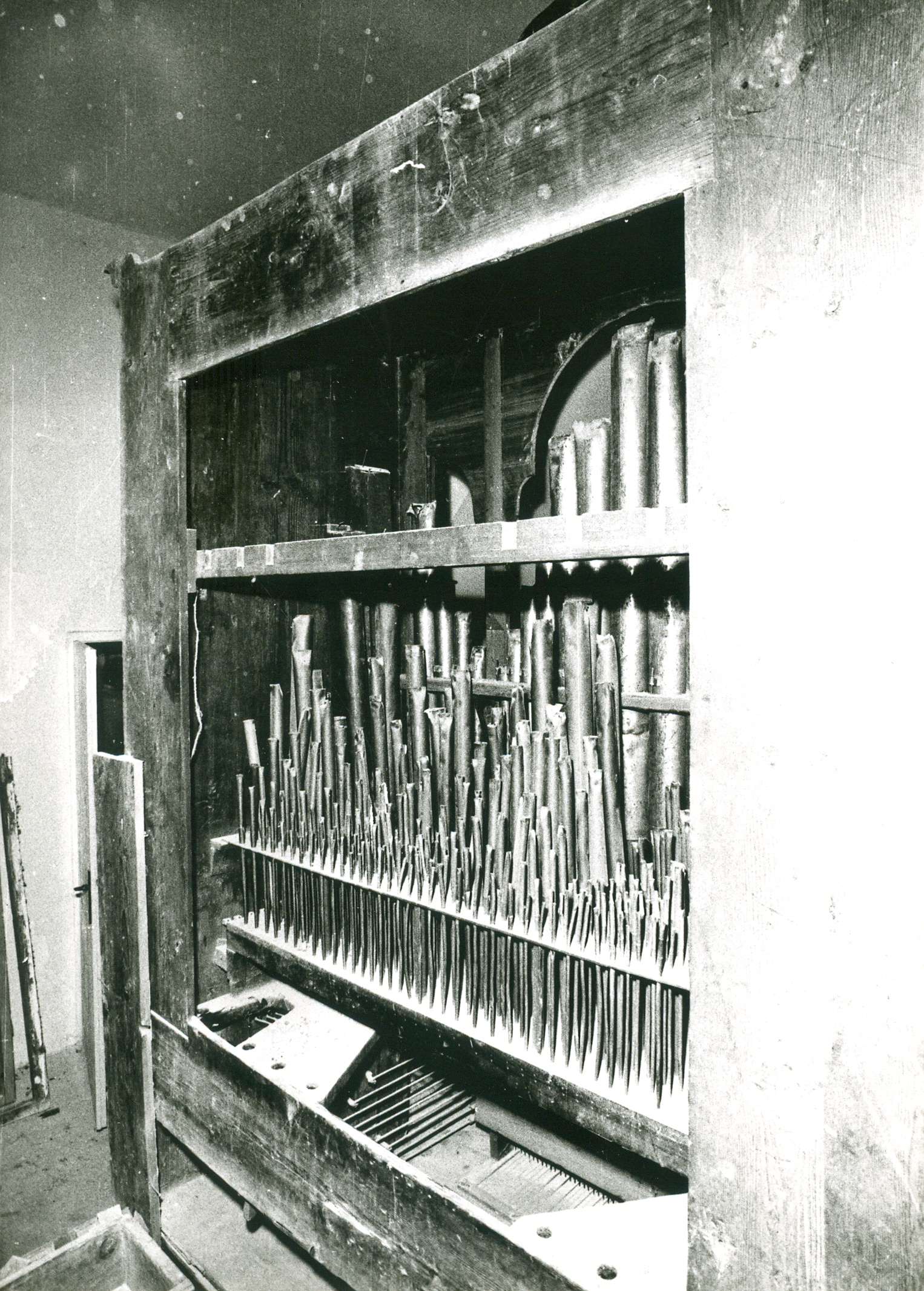 Nino Vranić, Visovac (Drniš) - Crkva franjevačkog samostana - Detalj unutrašnjosti orgulja - svirale