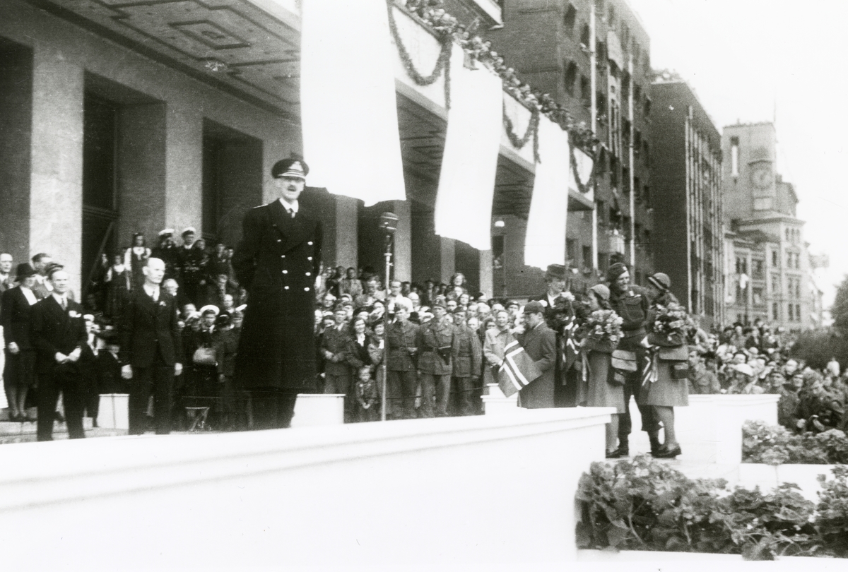 Anders Beer Wilse, Fra Oslo 7. juni 1945. Kongen kommer tilbake.Kongefamilien samlet foran Rådhuset.Kongen holder tale.