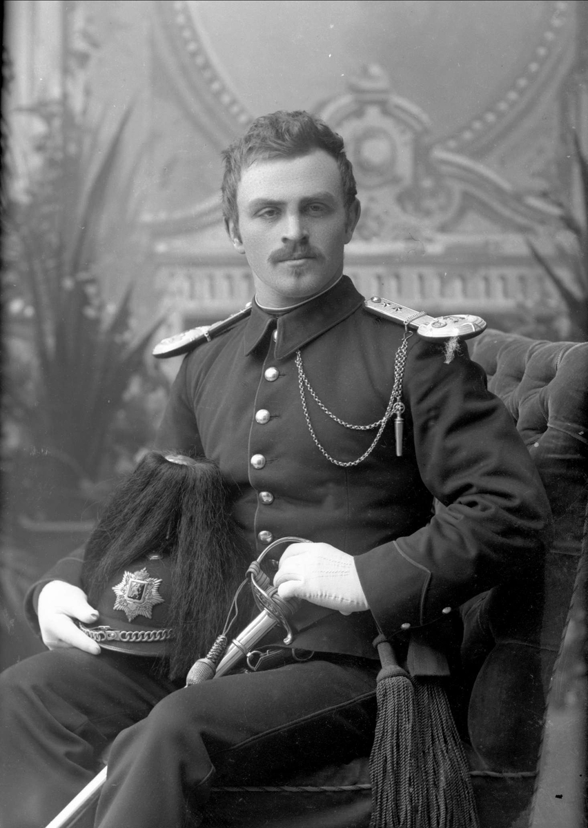 Gustav Borgen, Portrett, Alf Jensen Veum Hansen Mjøen i uniform som premierløytnant ved infanteriet.