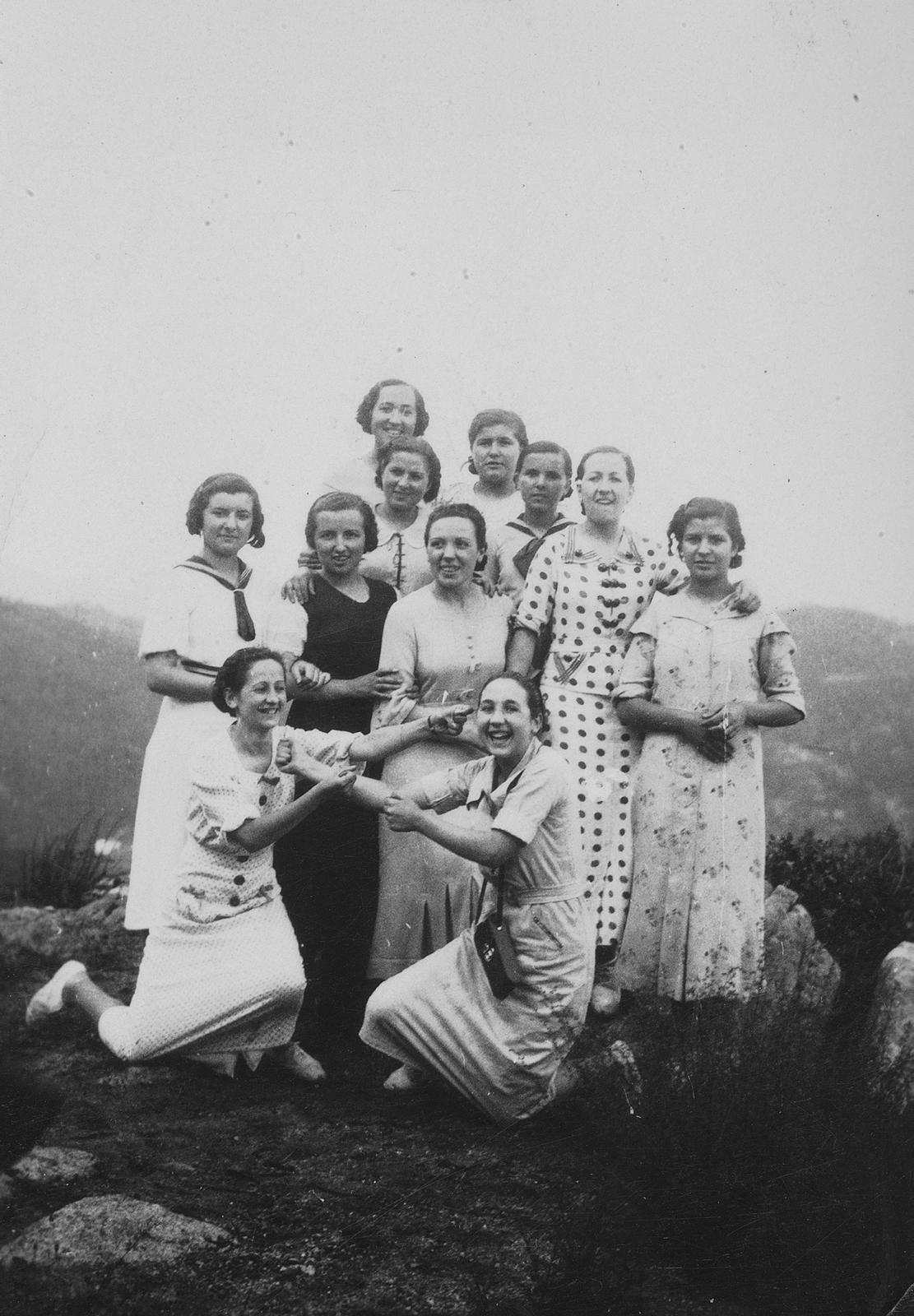 Desconegut, [Grup d'amigues]