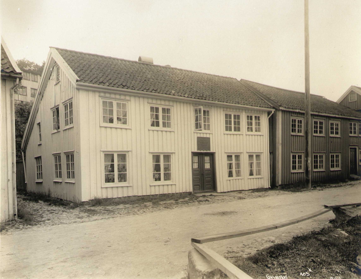 Anders Beer Wilse, Gateparti med trehusbebyggelse , Grimstad, Aust-Agder.