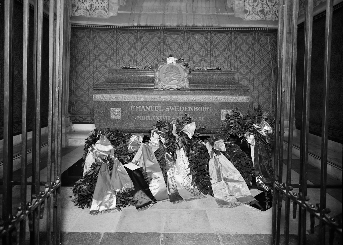 Paul Sandberg, "Sex praktfulla lagerkransar nedlades på lördagen under enkla men stämningsfulla former vid Emanuel Swedenborgs sarkofag" i Uppsala domkyrka