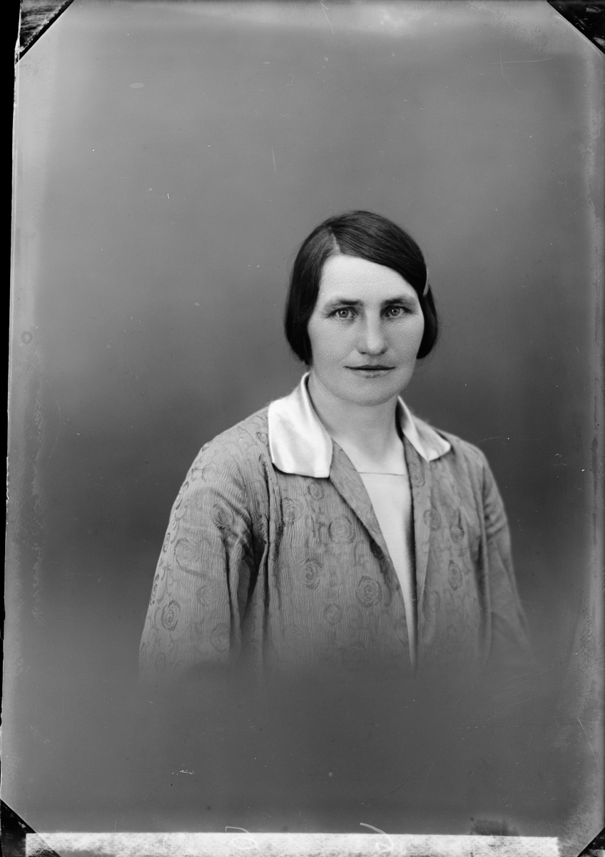Skötsner-Edhlund, Ateljéporträtt - Anna Andersson från Harg socken, Uppland 1928