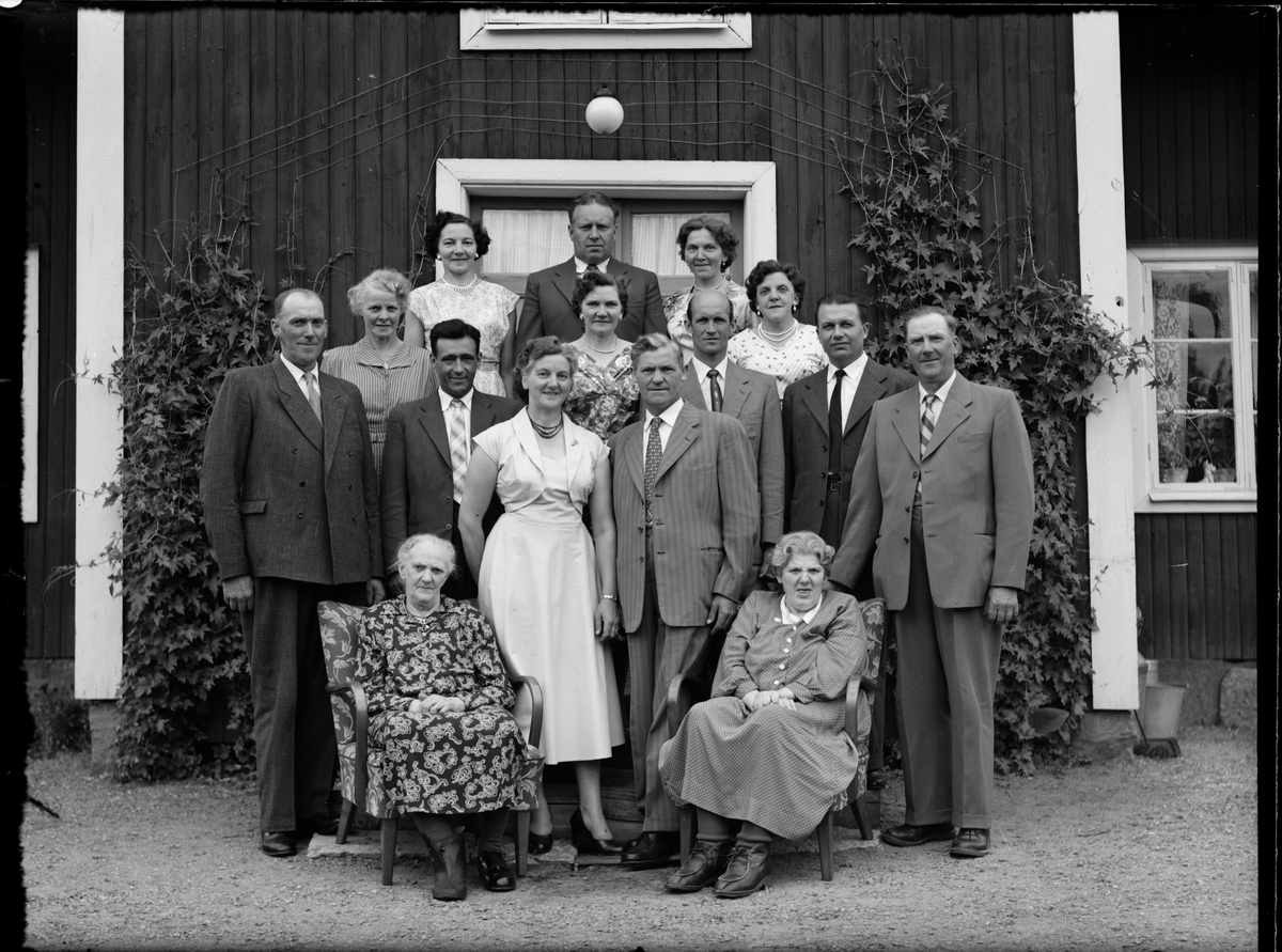 Skötsner-Edhlund, Group retreat outside building, Östhammar, Uppland