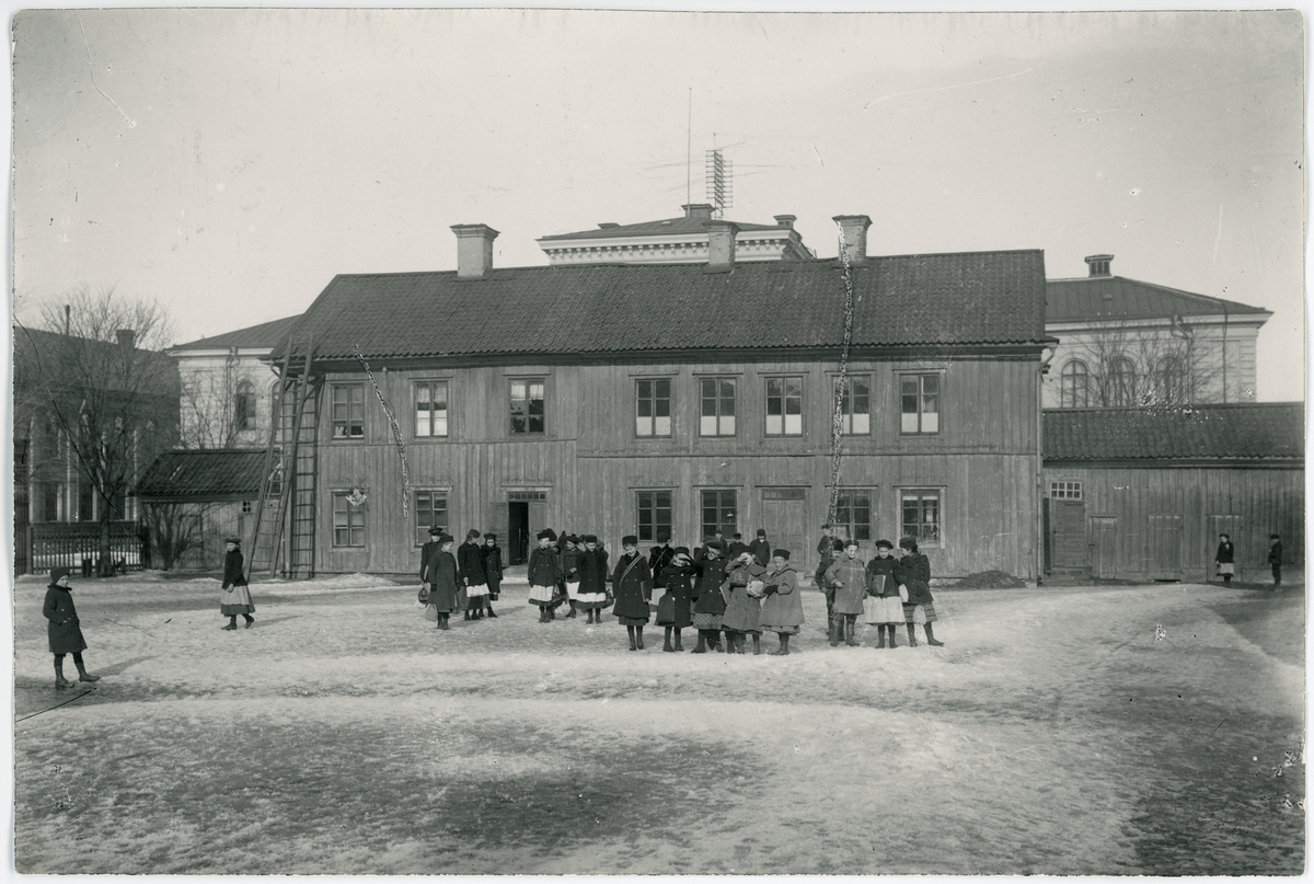 Okänd,, Prinsens folkskola - barnhuset med småbarnsskola och arbetssalar för folkskolans pojkar, Uppsala omkring 1900