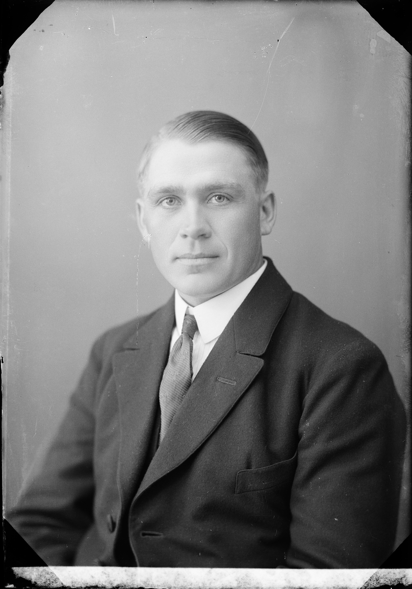 Skötsner-Edhlund, Ateljéporträtt - Joel Mattsson från Lund, Valö socken, Uppland 1922