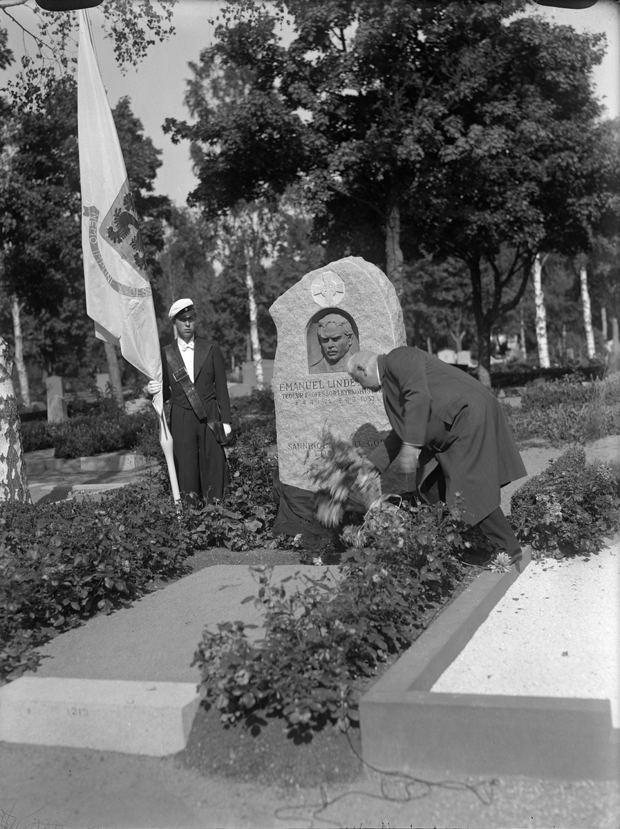 Paul Sandberg, Wreath closure at Professor Emaunel Linderholm’s grave care at Uppsala Old Cemetery, Uppsala 1939
