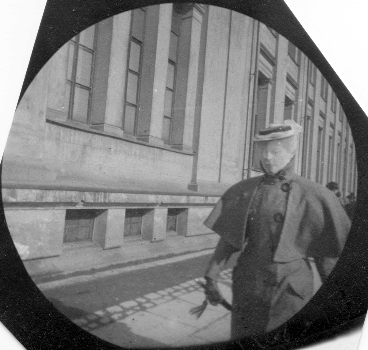 Fredrik Carl Mülertz Størmer, Fru Dagmar Engelhardt spaserer langs Universitetet. Oslo,