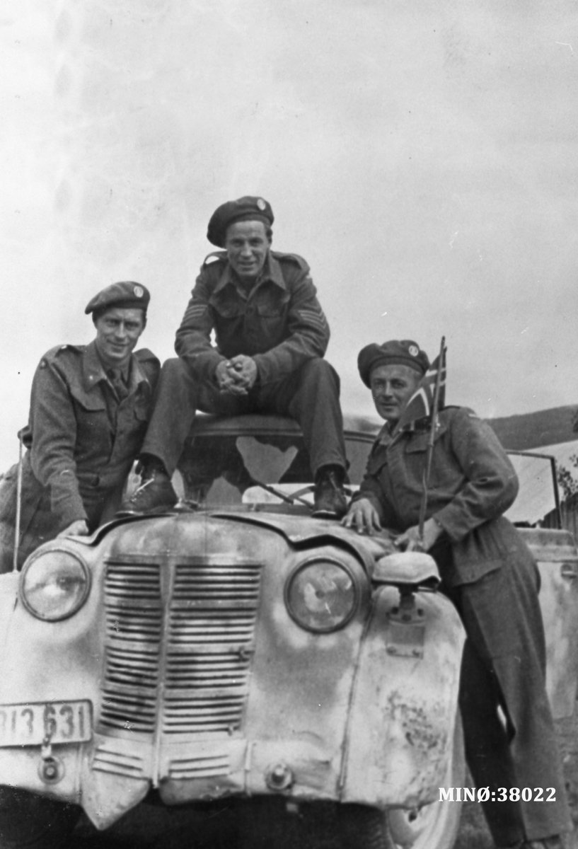 Oddvar Dobloug, Svein Øvergaard, Rolf Øvergaard og ukjent soldat på bil etter frigjøringa.