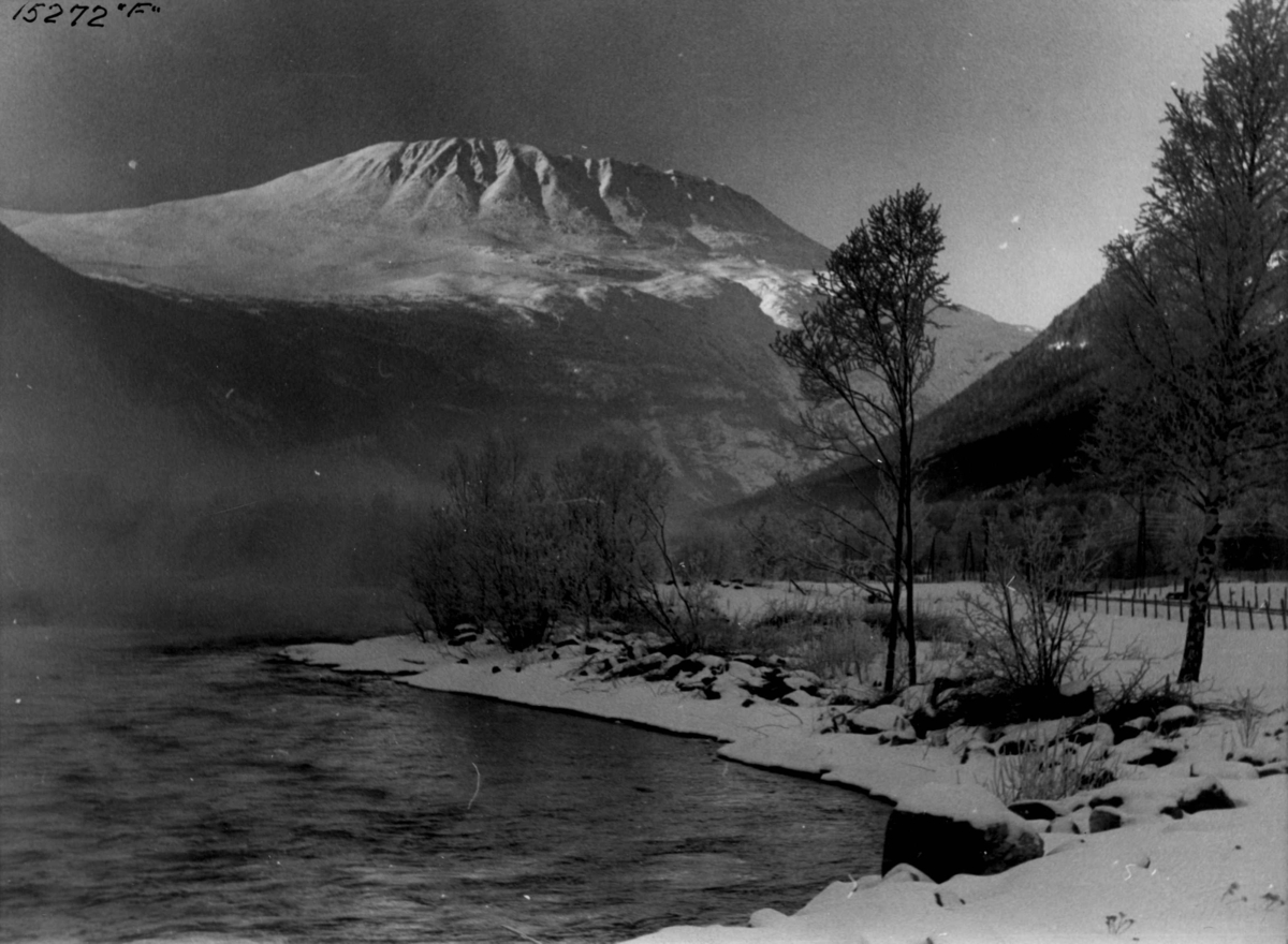 Anders Beer Wilse, Vinterlandskap med vann ved Gaustatoppen.