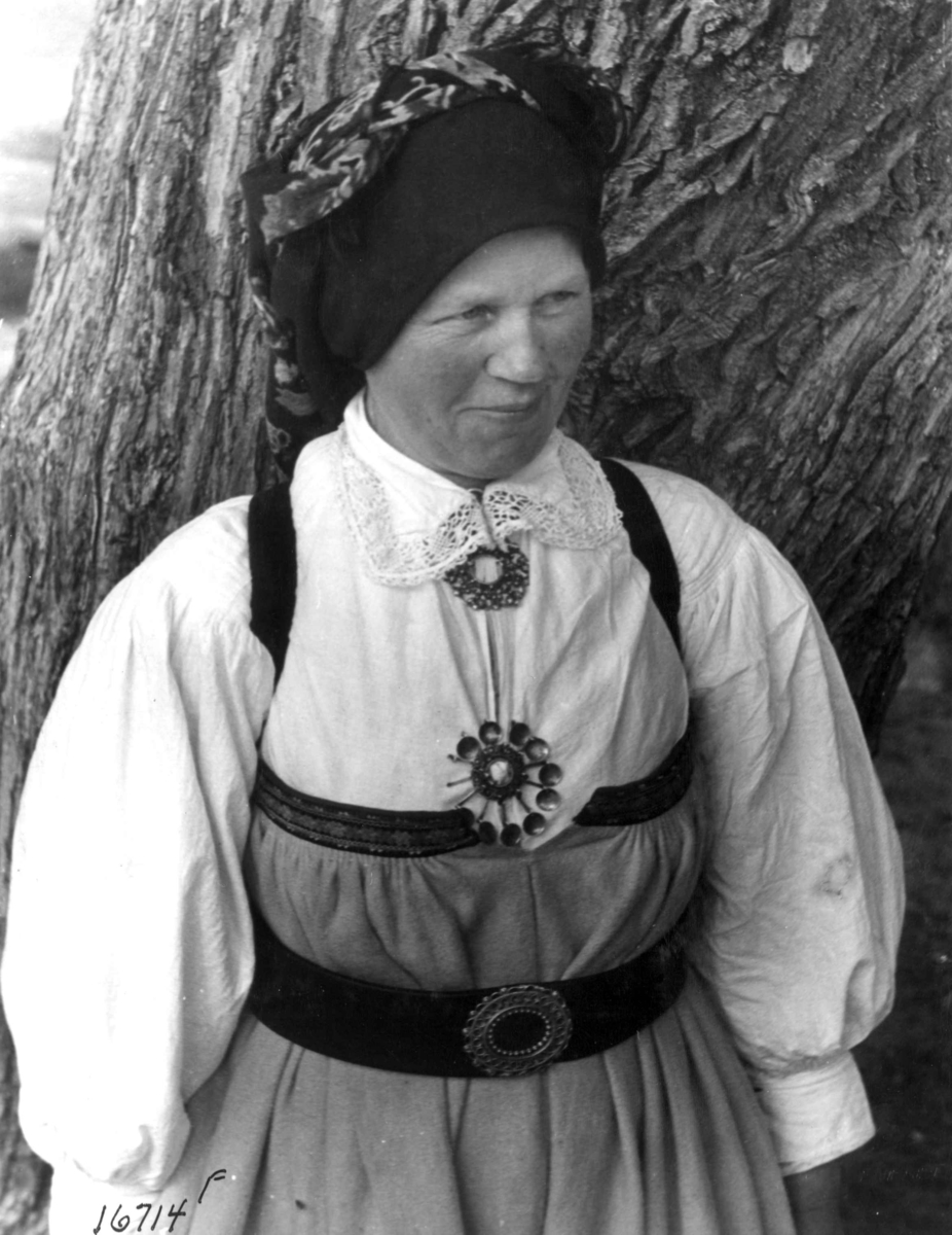 Anders Beer Wilse, Kvinnedrakt