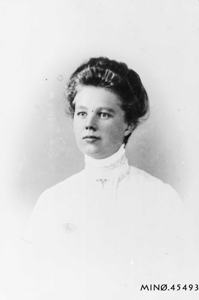 Ukjent, Portrett av kvinne. Solheim. Olga B. Steien f. 1894, gift med Ernst Karlsson, Sverige