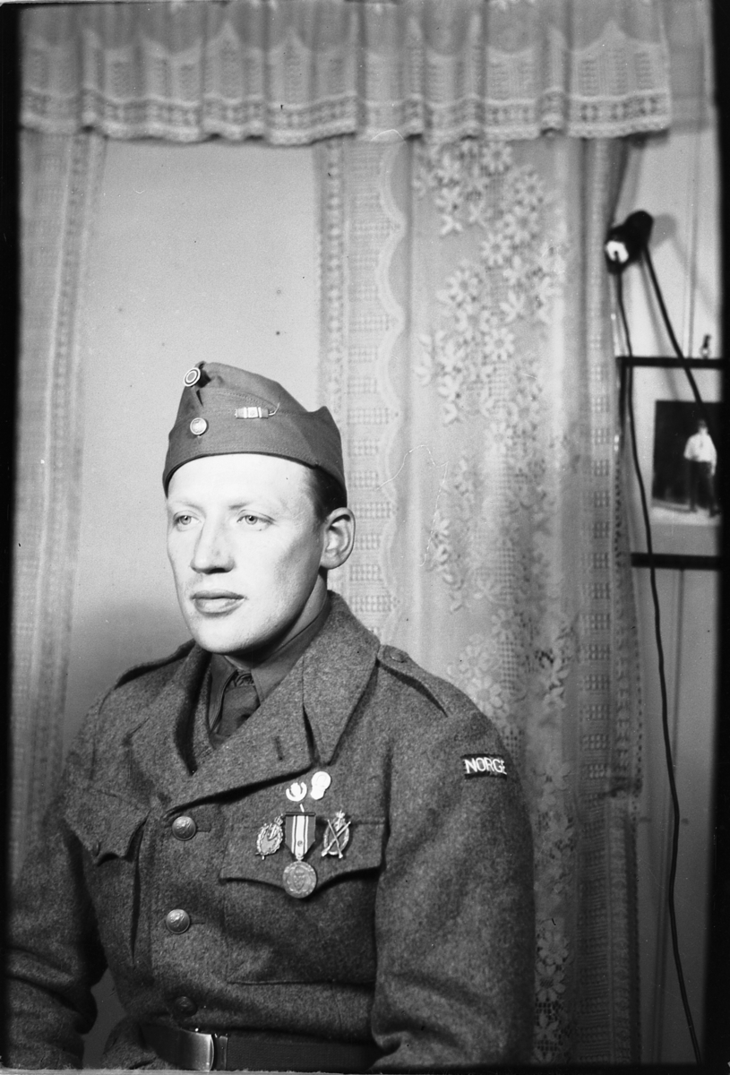 Håkon Prestkværn, Protrett. Ukjent norsk soldat med medaljer.