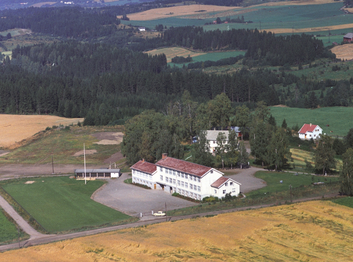 Widerøes Flyveselskap A/S, Flyfoto av Saugstad skole, Gaupen, Ringsaker.