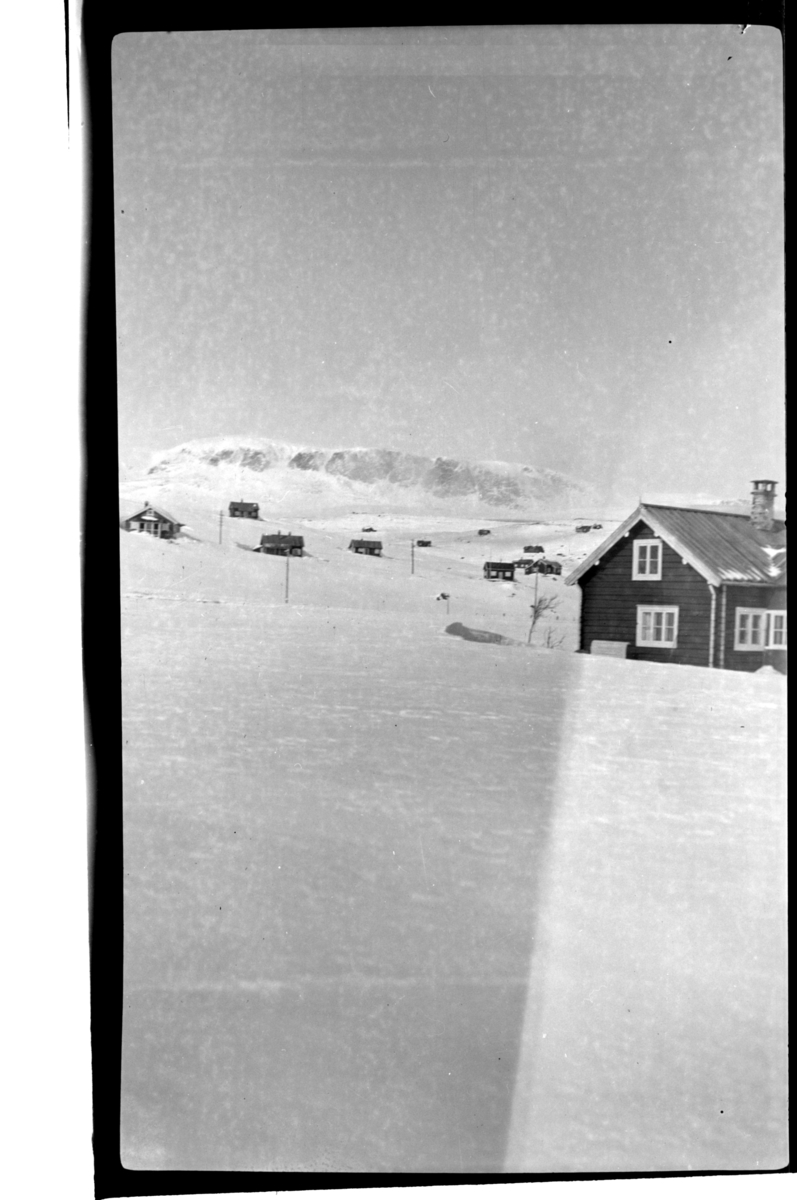 Rolf Sr. Sundt, Fjellhytter i snødekket landskap. Fotografert 1925.