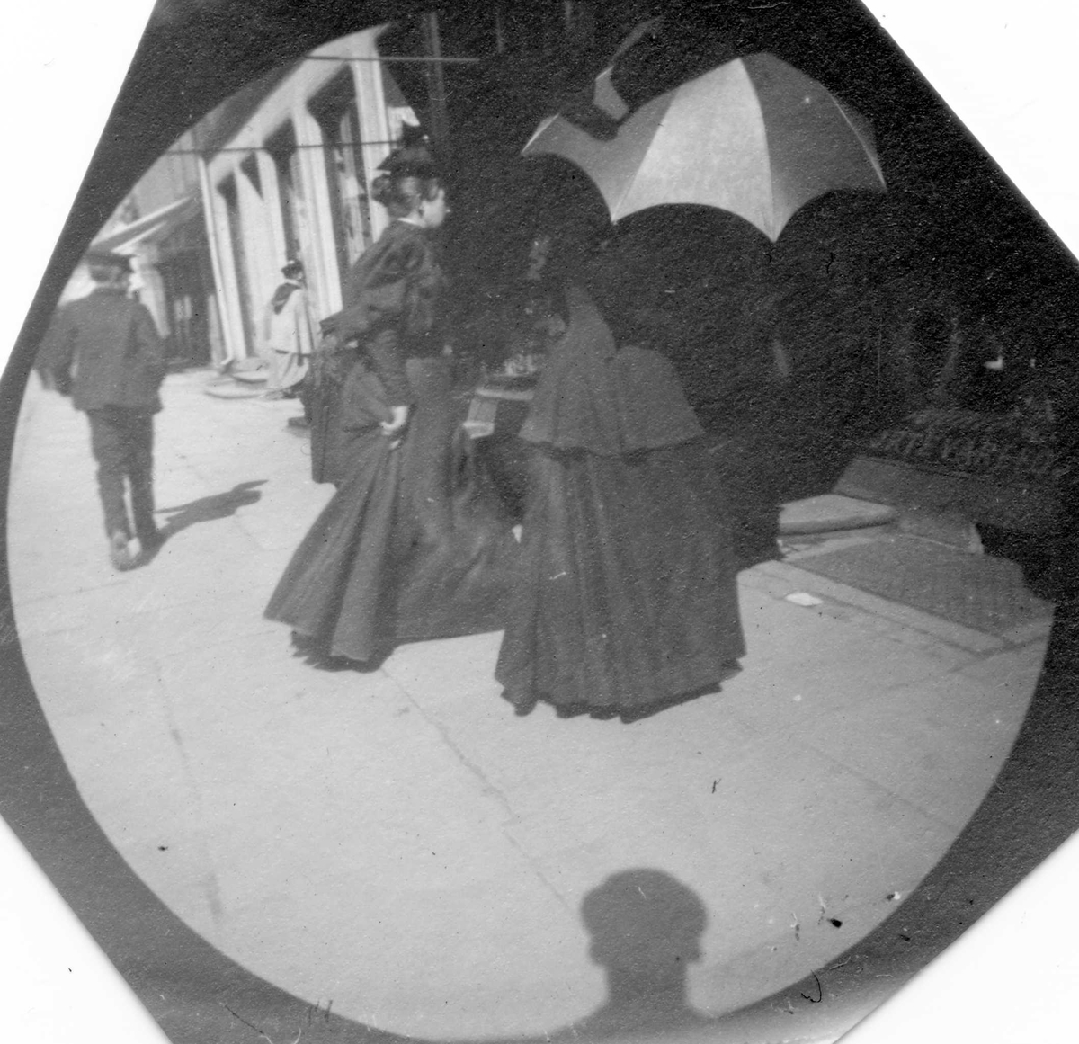 Fredrik Carl Mülertz Størmer, To kvinner spaserer langs gate, ant. Oslo.Oslo.