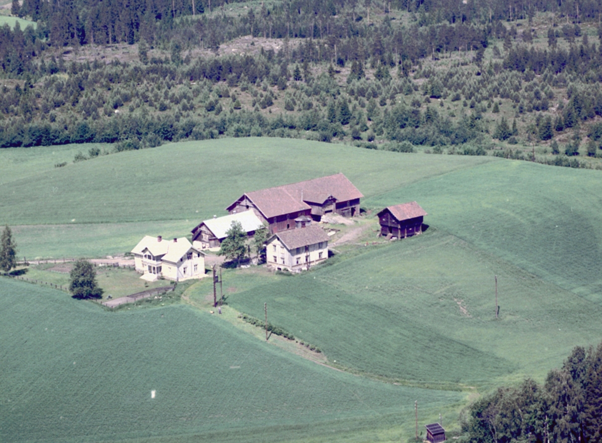 Widerøes Flyveselskap A/S, Flyfoto, Bergseng, Løten. Gårdstun, bolighus, kårbolig, fjøs, enhetslåve og stabbur.